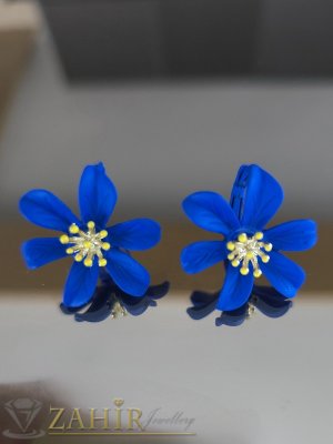 Уникални олекотени метални обеци цветя в цвят кралско синьо мат с позлатени тичинки, размер 2,5 на 2,8 см, френско закопчаване- C1053